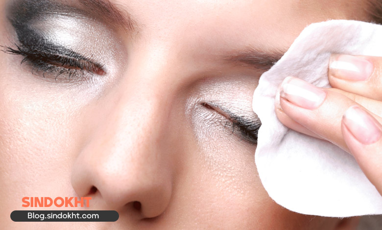 استفاده از دستمال مرطوب برای جلوگیری از ماسیدن آرایش